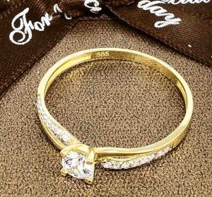 Zlatý prsteň Glare 679
